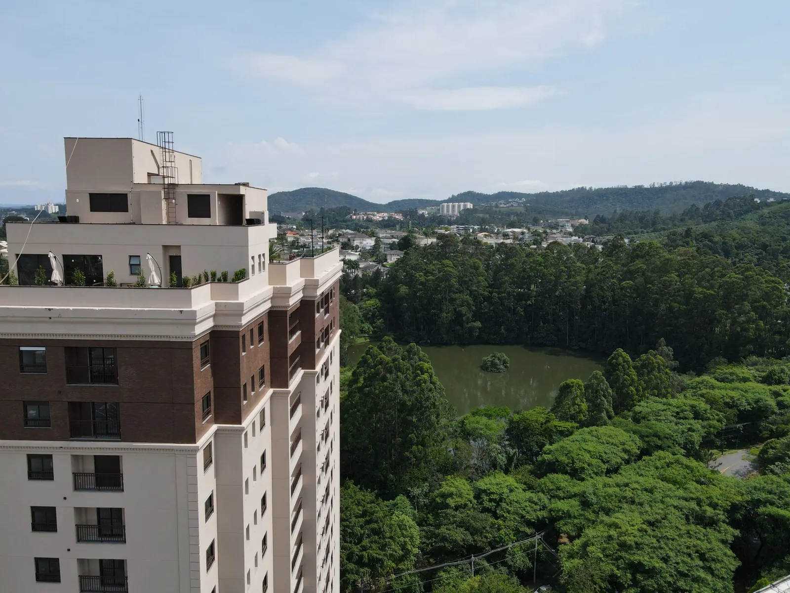 Vista aérea do Único Alphaville cercado por área verde